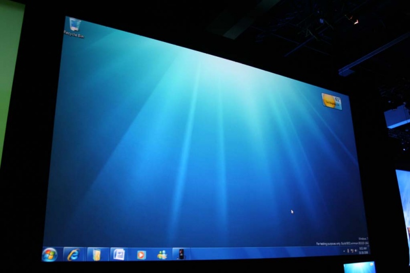 文件:Windows7-6.1.6933-DesktopAlt.jpg